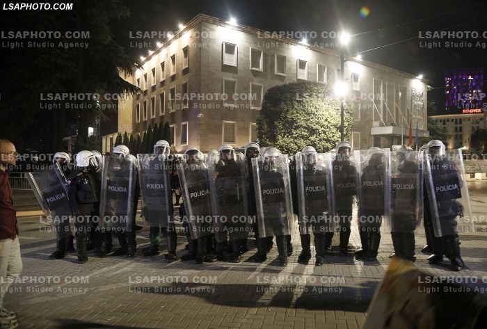 Proteste e PD para Kryeministrise