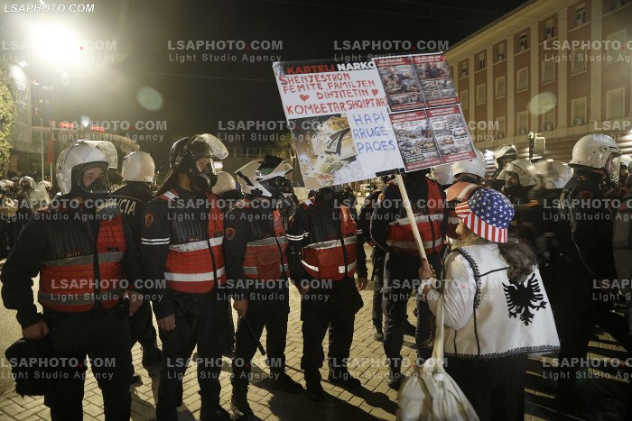 Proteste e PD para Kryeministrise