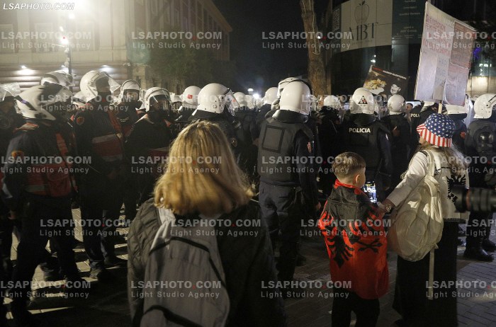 Proteste e PD para Kryeministrise