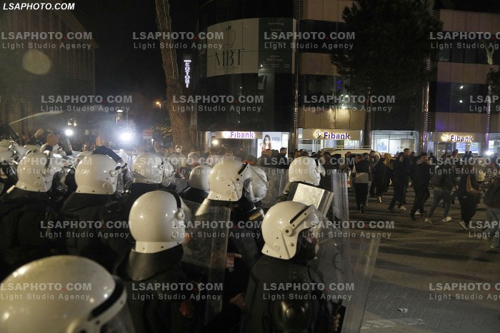 Proteste e PD para Kryeministrise