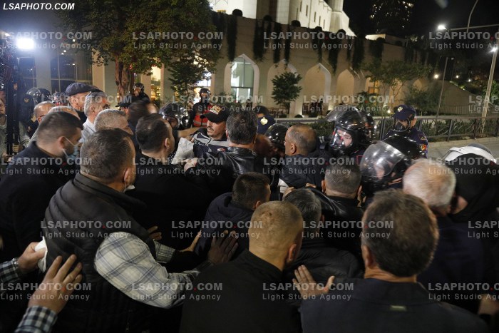 Proteste e PD para Kryeministrise