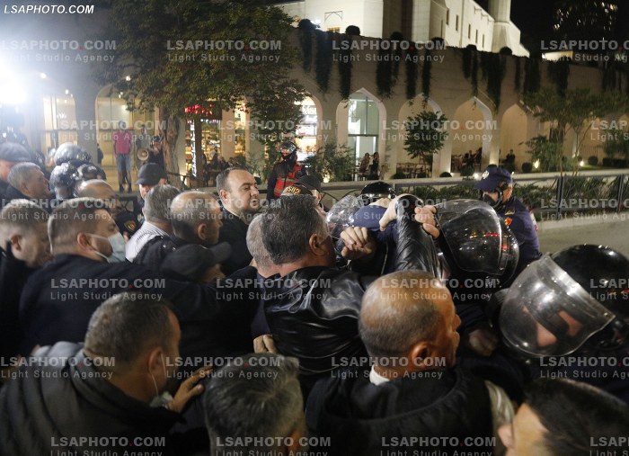 Proteste e PD para Kryeministrise