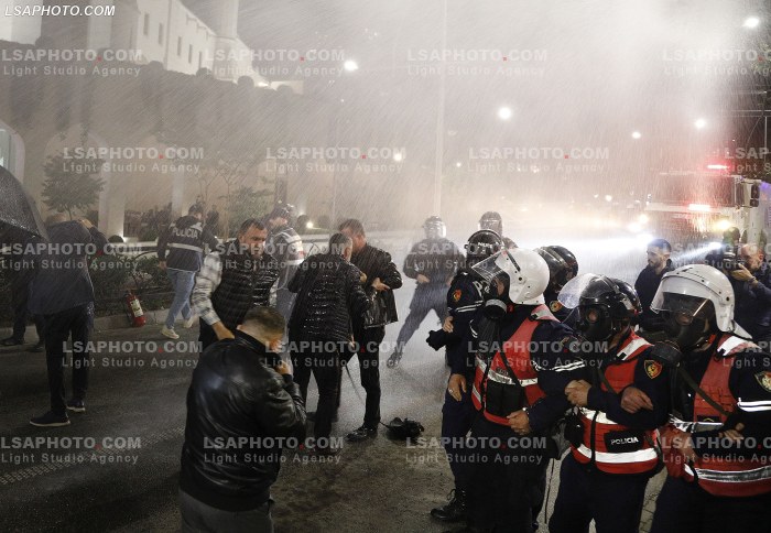 Proteste e PD para Kryeministrise