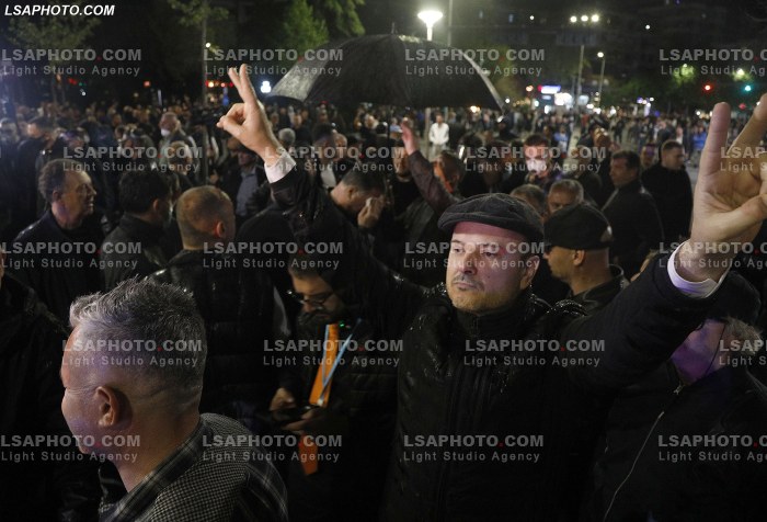 Proteste e PD para Kryeministrise