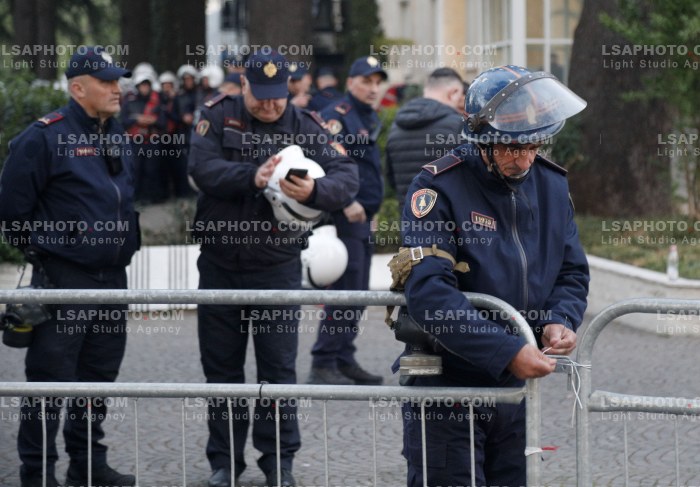 Proteste e PD para Kryeministrise