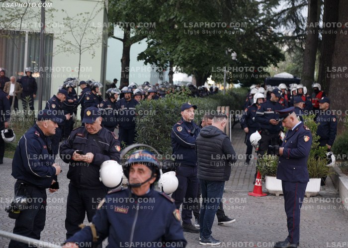 Proteste e PD para Kryeministrise