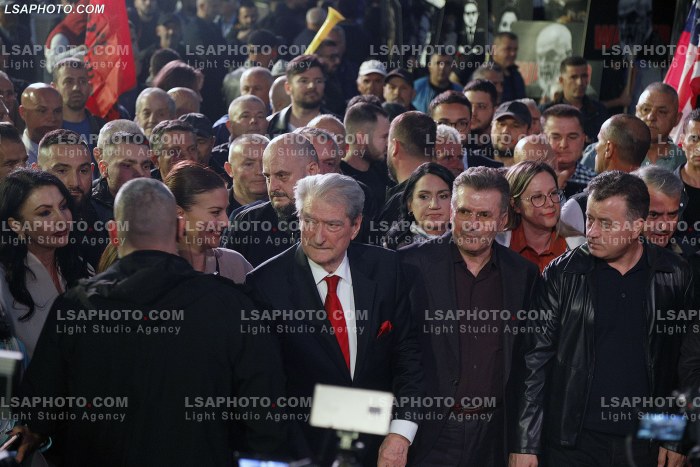 Proteste e PD para Kryeministrise