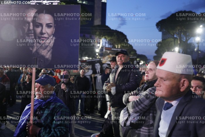 Proteste e PD para Kryeministrise
