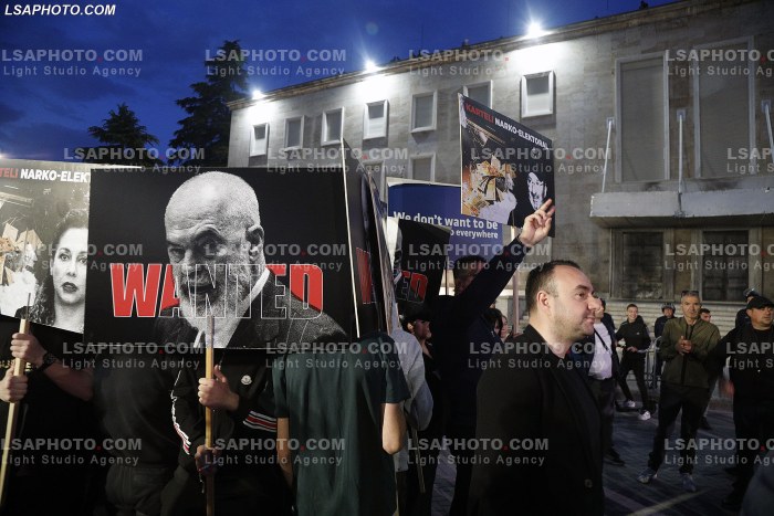Proteste e PD para Kryeministrise