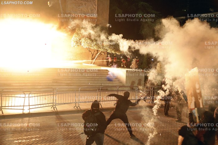 Proteste e PD para Kryeministrise