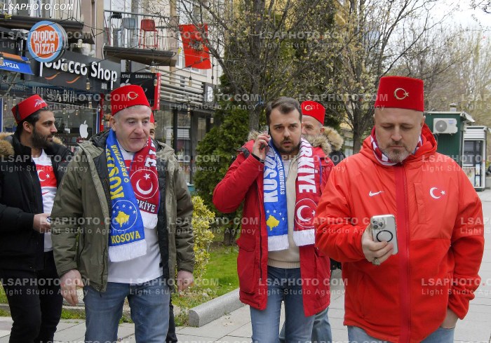 Tifoze para ndeshjes Kosove Turqi