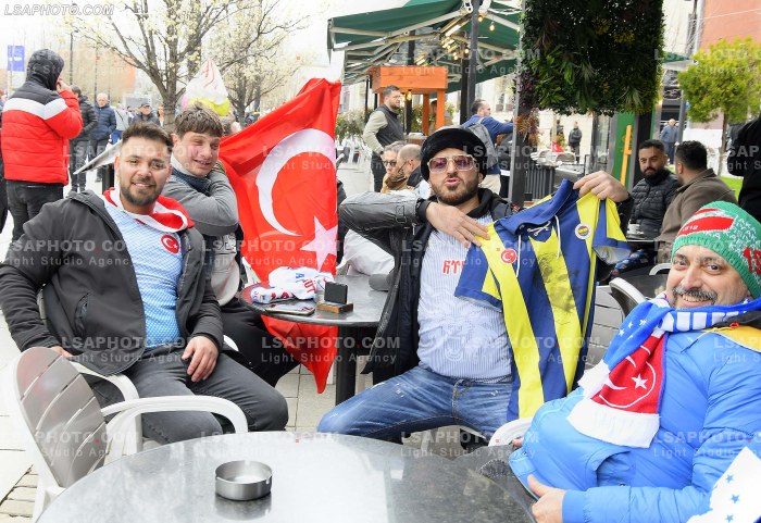 Tifoze para ndeshjes Kosove Turqi