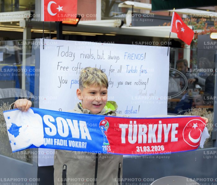 Tifoze para ndeshjes Kosove Turqi
