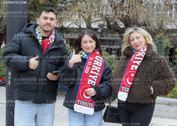 Tifoze para ndeshjes Kosove Turqi
