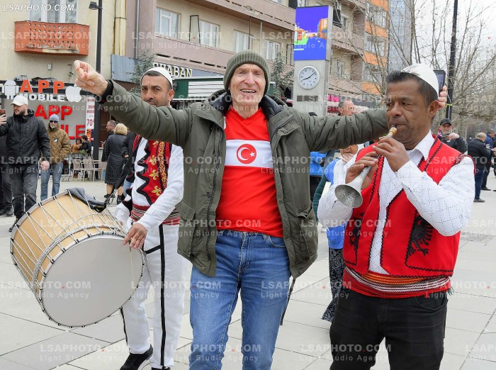 Tifoze para ndeshjes Kosove Turqi