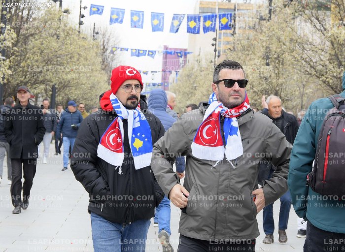 Tifoze para ndeshjes Kosove Turqi