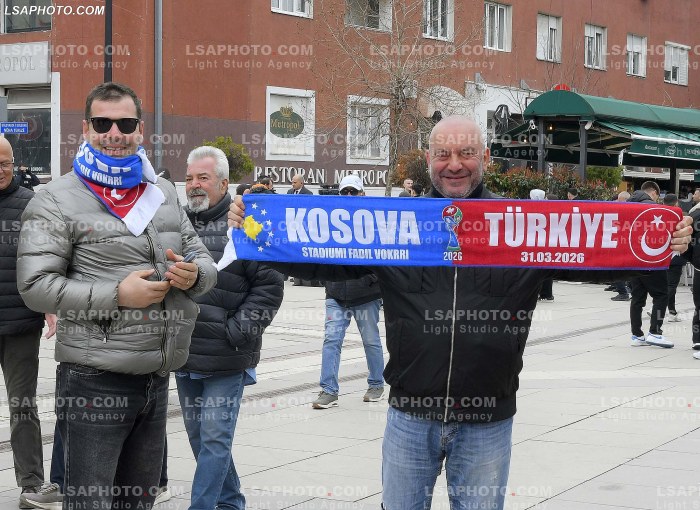 Tifoze para ndeshjes Kosove Turqi
