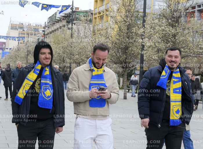 Tifoze para ndeshjes Kosove Turqi