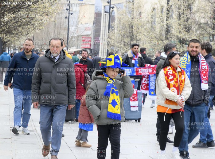 Tifoze para ndeshjes Kosove Turqi