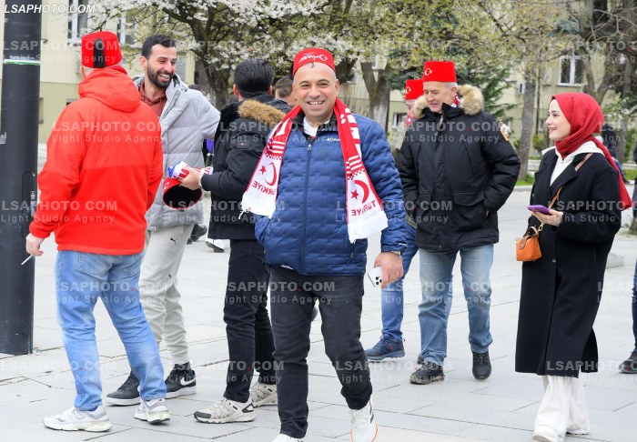 Tifoze para ndeshjes Kosove Turqi
