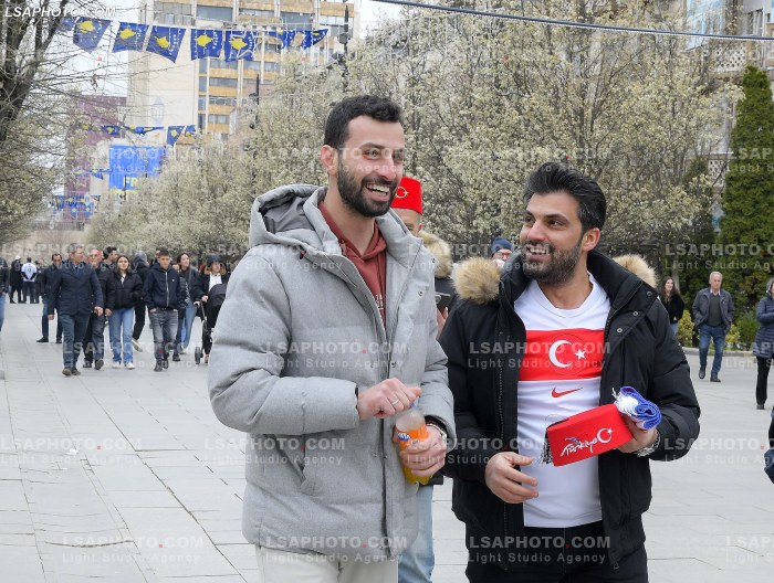 Tifoze para ndeshjes Kosove Turqi