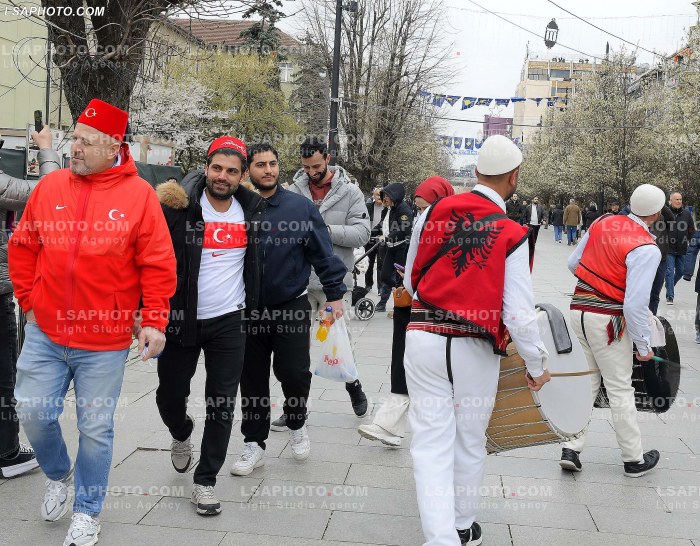 Tifoze para ndeshjes Kosove Turqi
