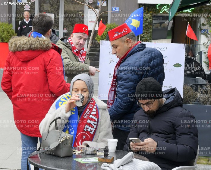 Tifoze para ndeshjes Kosove Turqi