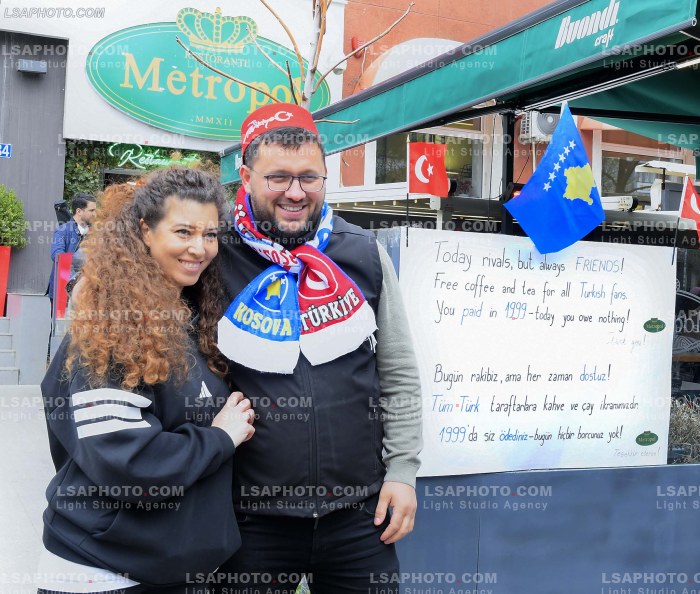 Tifoze para ndeshjes Kosove Turqi