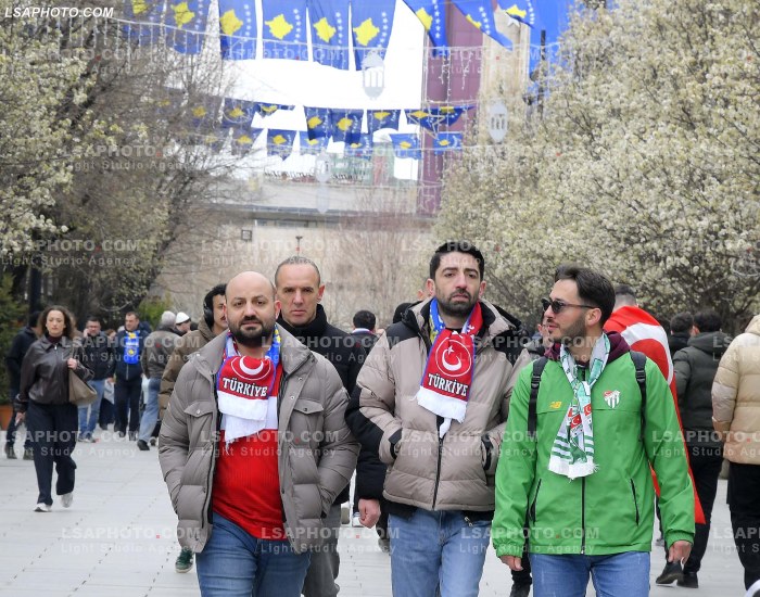 Tifoze para ndeshjes Kosove Turqi
