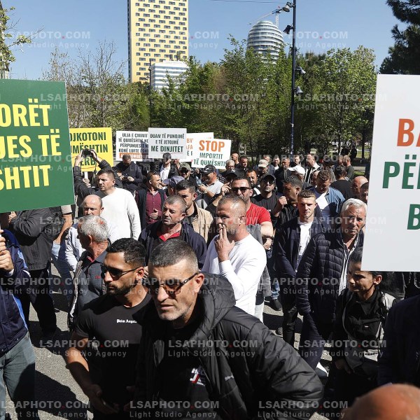 FERMERET PROTESTE
