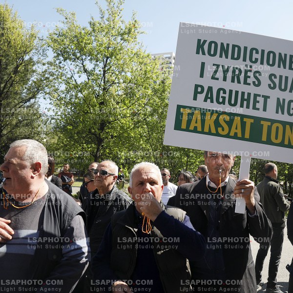 FERMERET PROTESTE