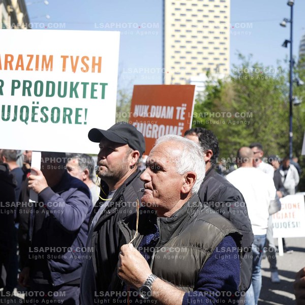 FERMERET PROTESTE