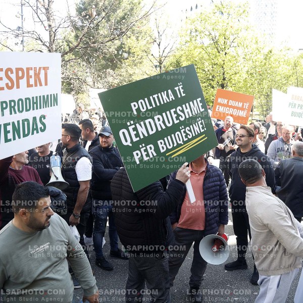 FERMERET PROTESTE