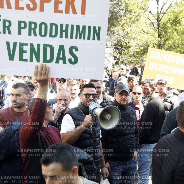 FERMERET PROTESTE