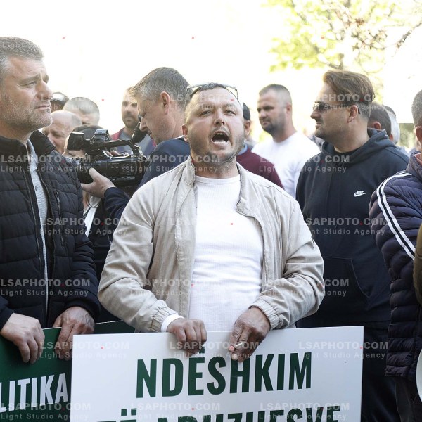 FERMERET PROTESTE