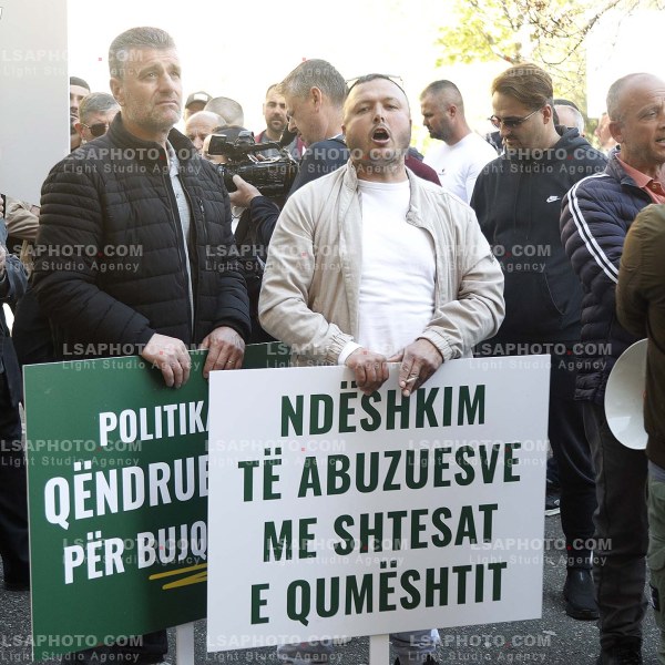 FERMERET PROTESTE