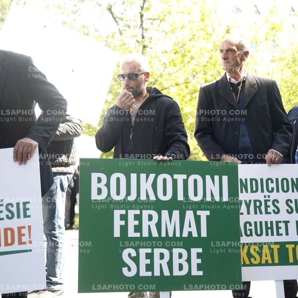 FERMERET PROTESTE
