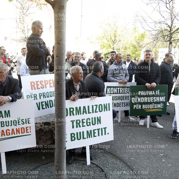 FERMERET PROTESTE