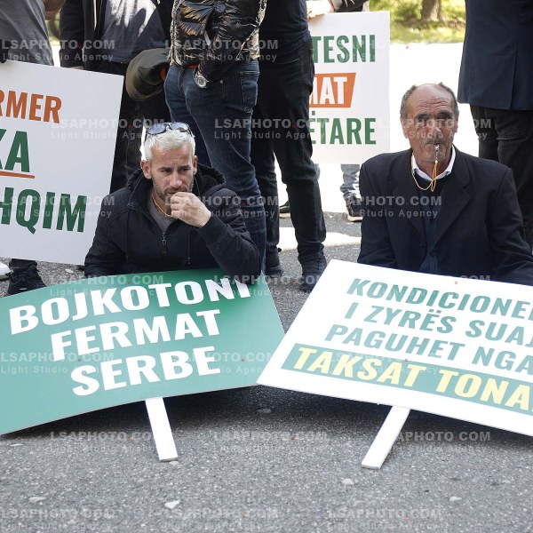 FERMERET PROTESTE