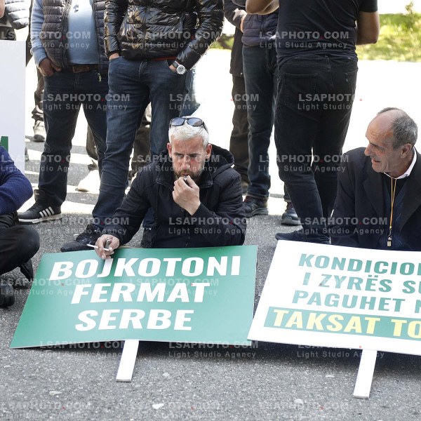 FERMERET PROTESTE