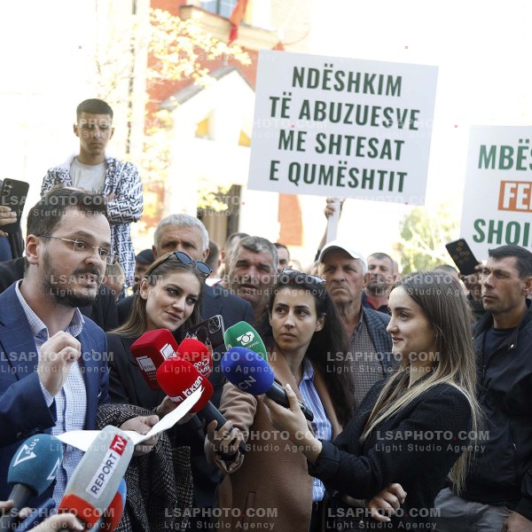 FERMERET PROTESTE