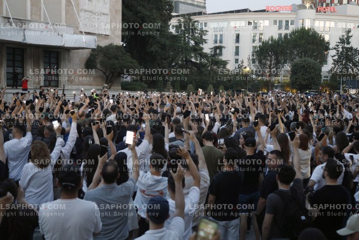Proteste ne Tirane Pas Perplasjes se Protestuesve me Policine Private ne Zvernec