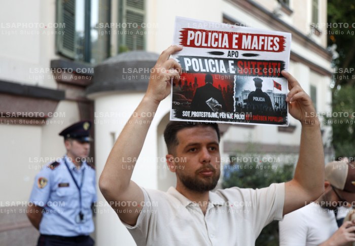 Proteste ne Tirane Pas Perplasjes se Protestuesve me Policine Private ne Zvernec