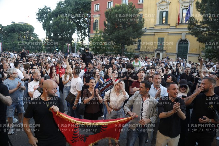 Proteste ne Tirane Pas Perplasjes se Protestuesve me Policine Private ne Zvernec