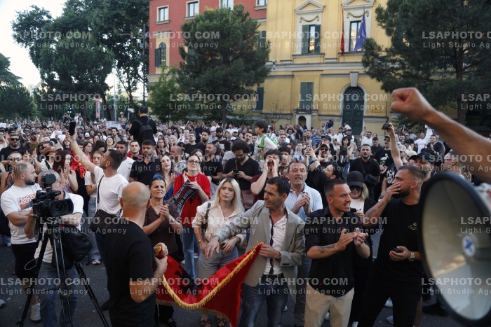 Proteste ne Tirane Pas Perplasjes se Protestuesve me Policine Private ne Zvernec