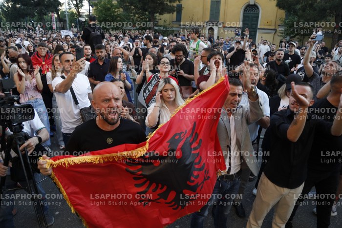 Proteste ne Tirane Pas Perplasjes se Protestuesve me Policine Private ne Zvernec