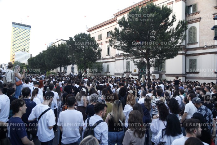 Proteste ne Tirane Pas Perplasjes se Protestuesve me Policine Private ne Zvernec