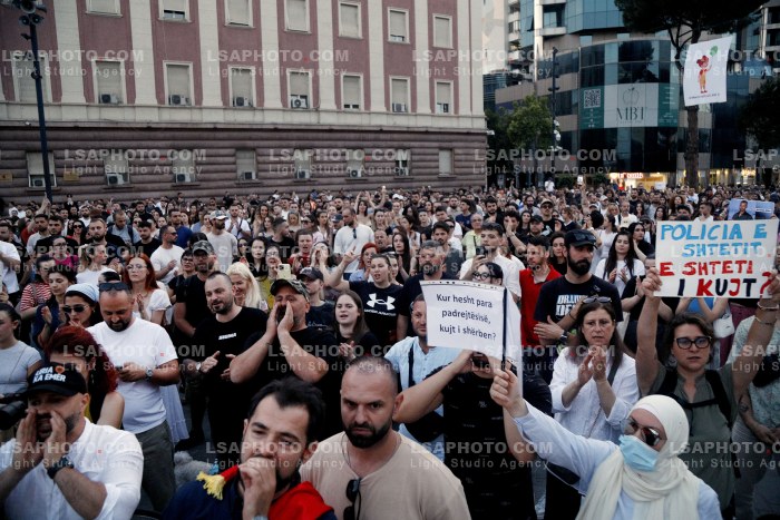 Proteste ne Tirane Pas Perplasjes se Protestuesve me Policine Private ne Zvernec