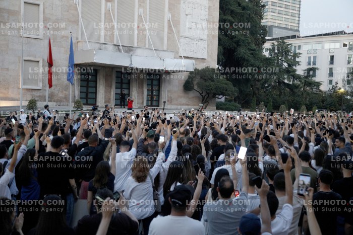 Proteste ne Tirane Pas Perplasjes se Protestuesve me Policine Private ne Zvernec