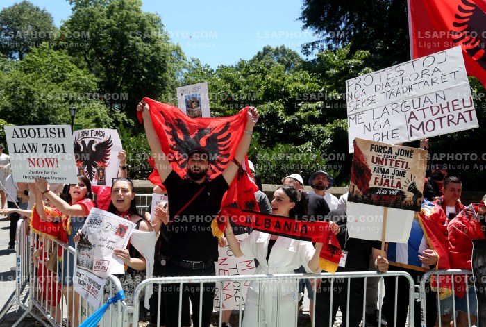 Proteste gjate Parades se Shqiptareve ne New York